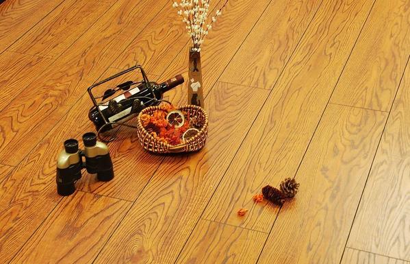 地板經(jīng)銷商做好相應終端工作，才能和電商模式相抗衡.jpg