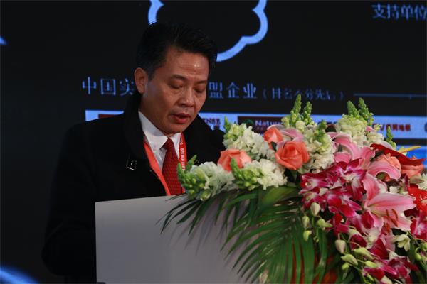 中國實(shí)木地板聯(lián)盟主席、大自然家居(中國)有限公司董事長(zhǎng)佘學(xué)彬先生致歡迎辭.jpg